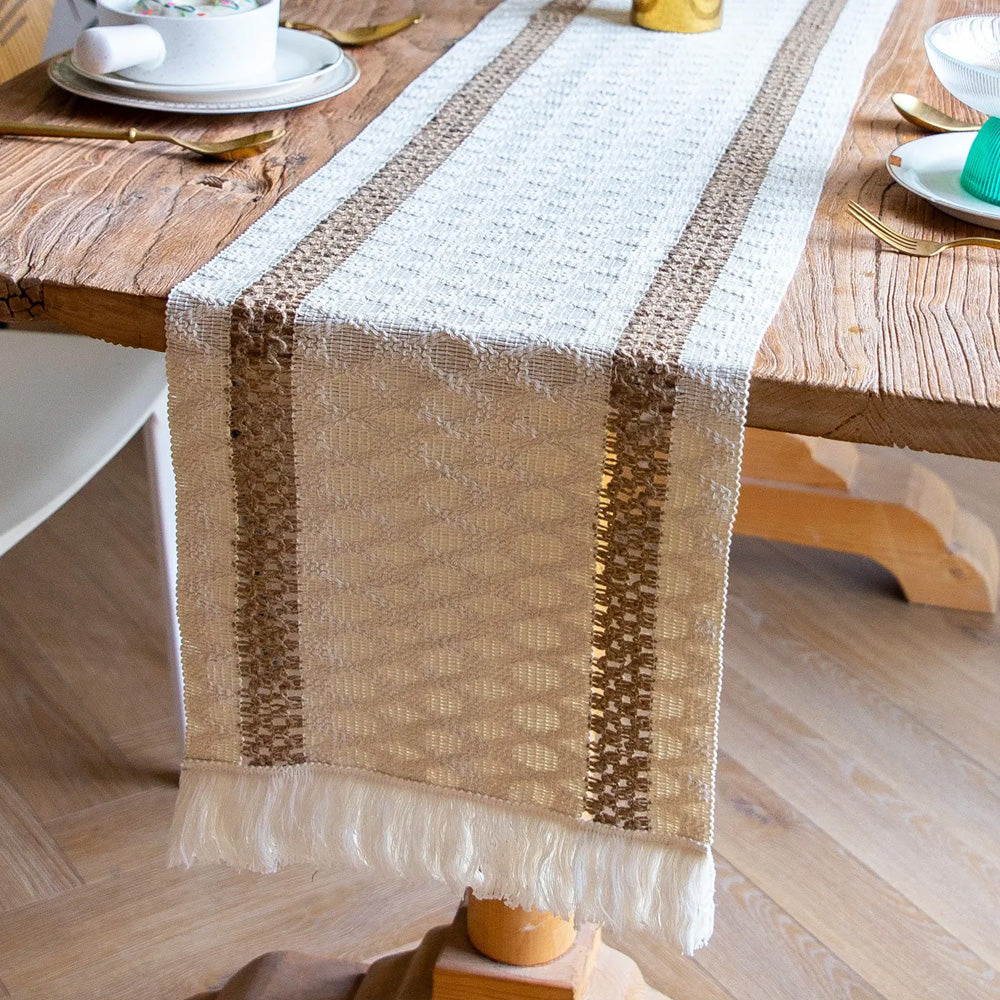 مفرش طاولة كريمي بيج مع شرابات،