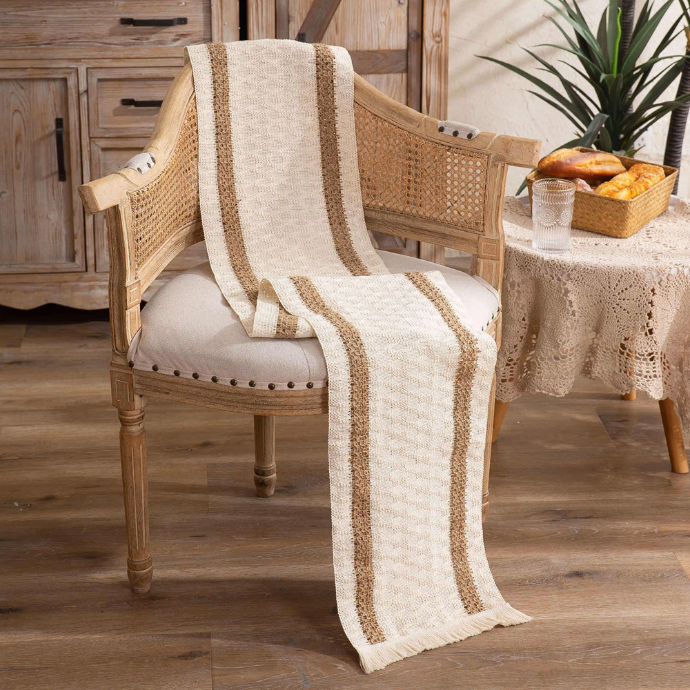 مفرش طاولة كريمي بيج مع شرابات،