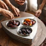 صينية مع تمرية ثلاثية معدنية بنقوش هندسية