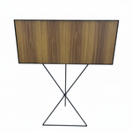 طاولة حديثة بتصميم معدني