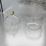 غرشة زجاجية بغطاء هلال