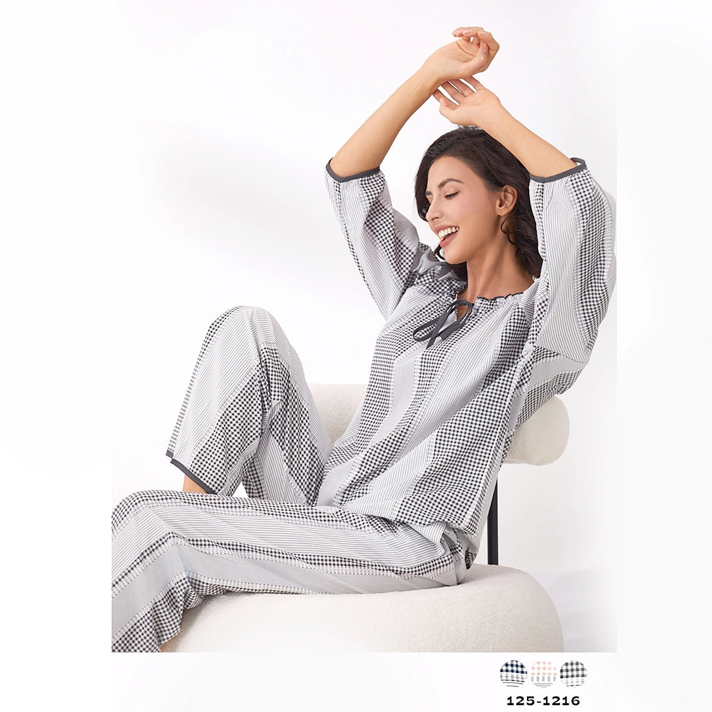 بيجامة نسائي مخططة طولياً