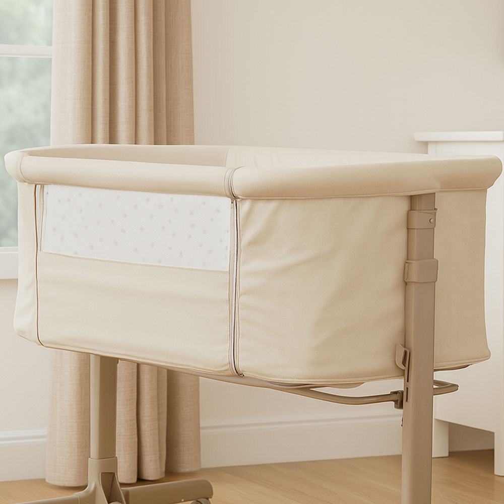 سرير أطفال بجانب سرير الام