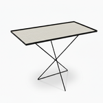 طاولة حديثة بتصميم معدني