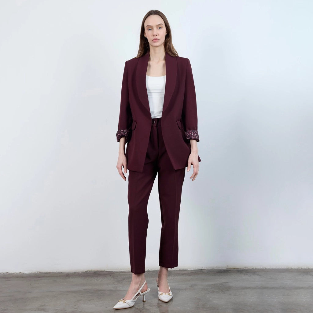 جاكيت نسائي بياقة ممددة