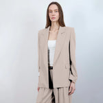 جاكيت نسائي بياقة بشكل هندسي