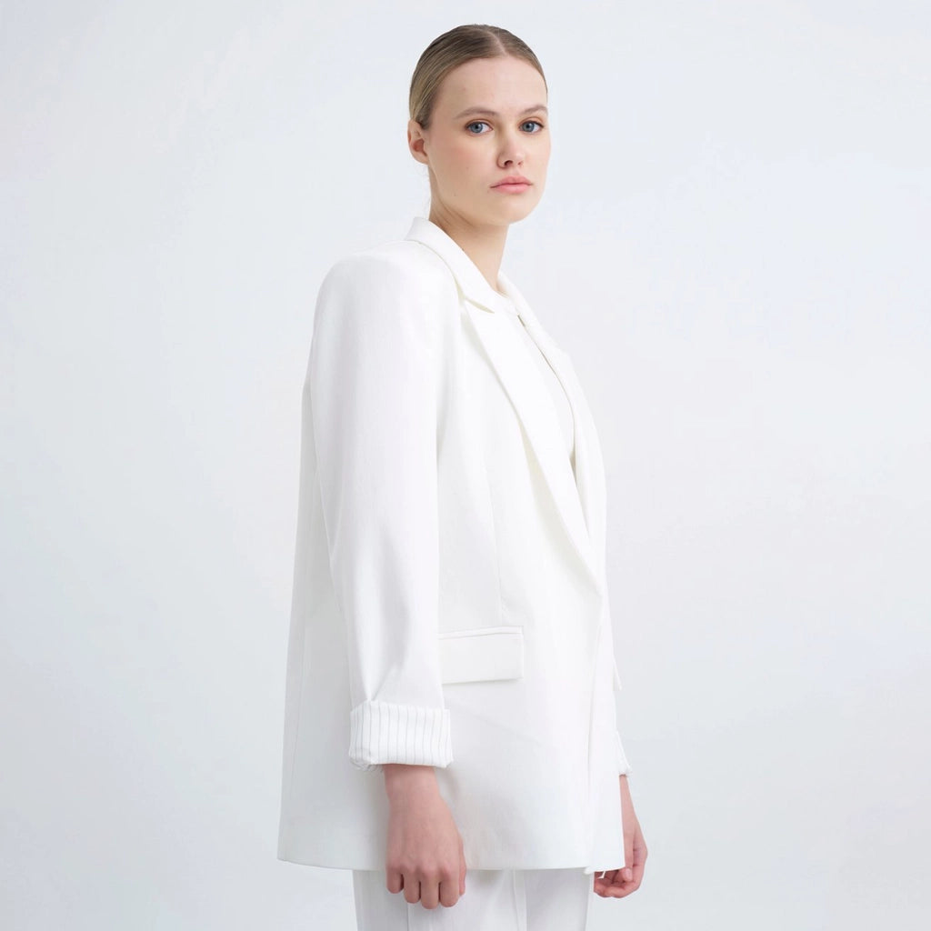 جاكيت نسائي بياقة بشكل هندسي