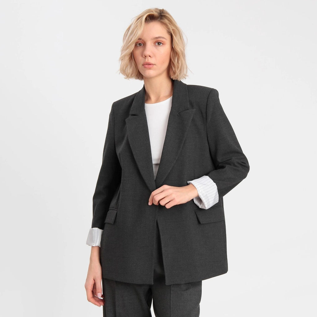 جاكيت نسائي بياقة بشكل هندسي