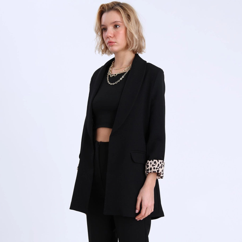 جاكيت نسائي بياقة ممددة