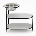 طاولة خشب وعدة شواء معدنية