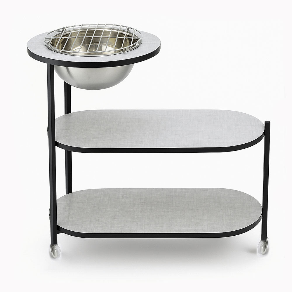 طاولة خشب وعدة شواء معدنية