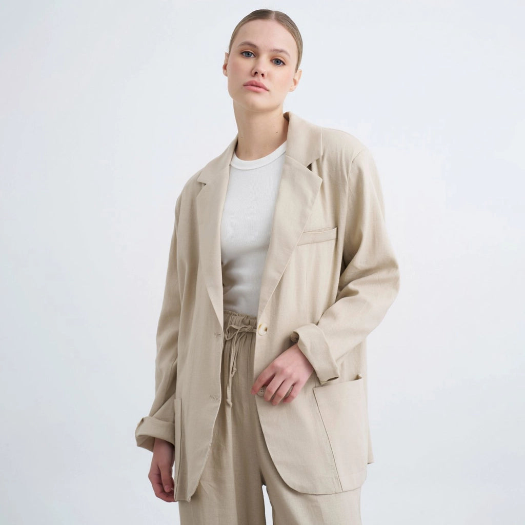 جاكيت نسائي بجيبان كبار