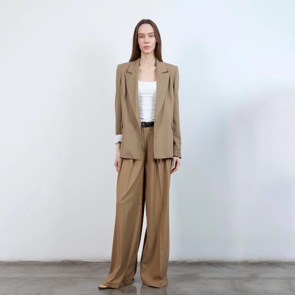 جاكيت نسائي بياقة بشكل هندسي