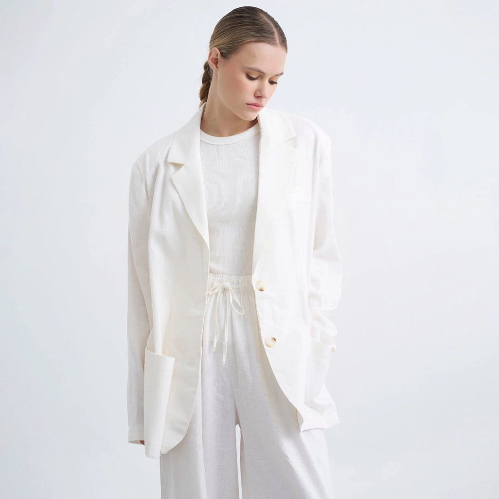 جاكيت نسائي بجيبان كبار