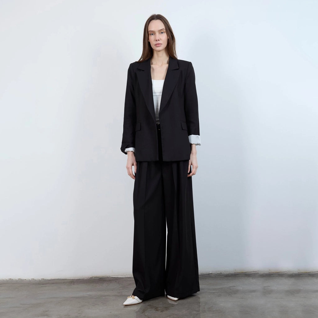 جاكيت نسائي بياقة بشكل هندسي