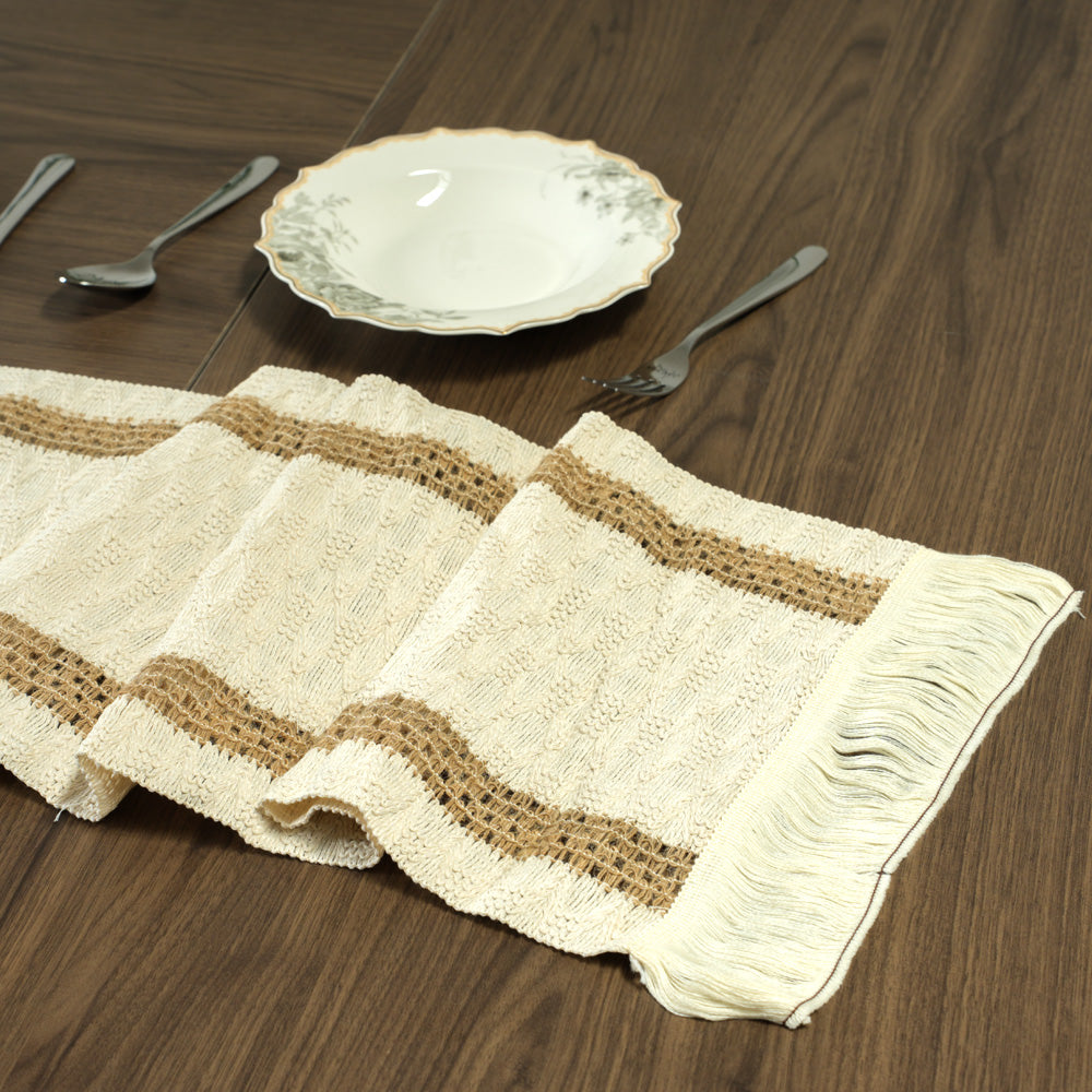 مفرش طاولة كريمي بيج مع شرابات،