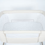 سرير أطفال بجانب سرير الام