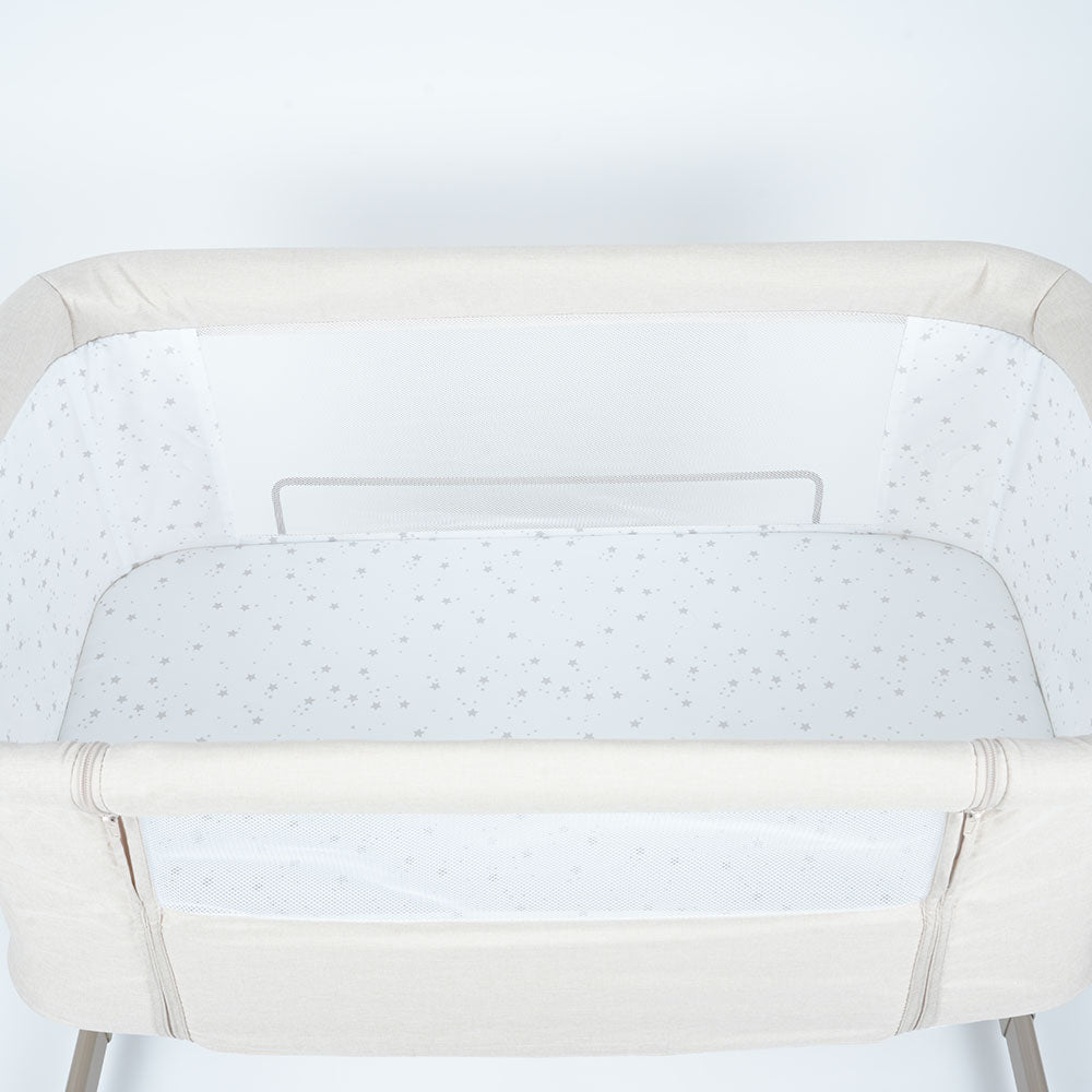 سرير أطفال بجانب سرير الام