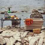 سلة  مع طاولة خشبية