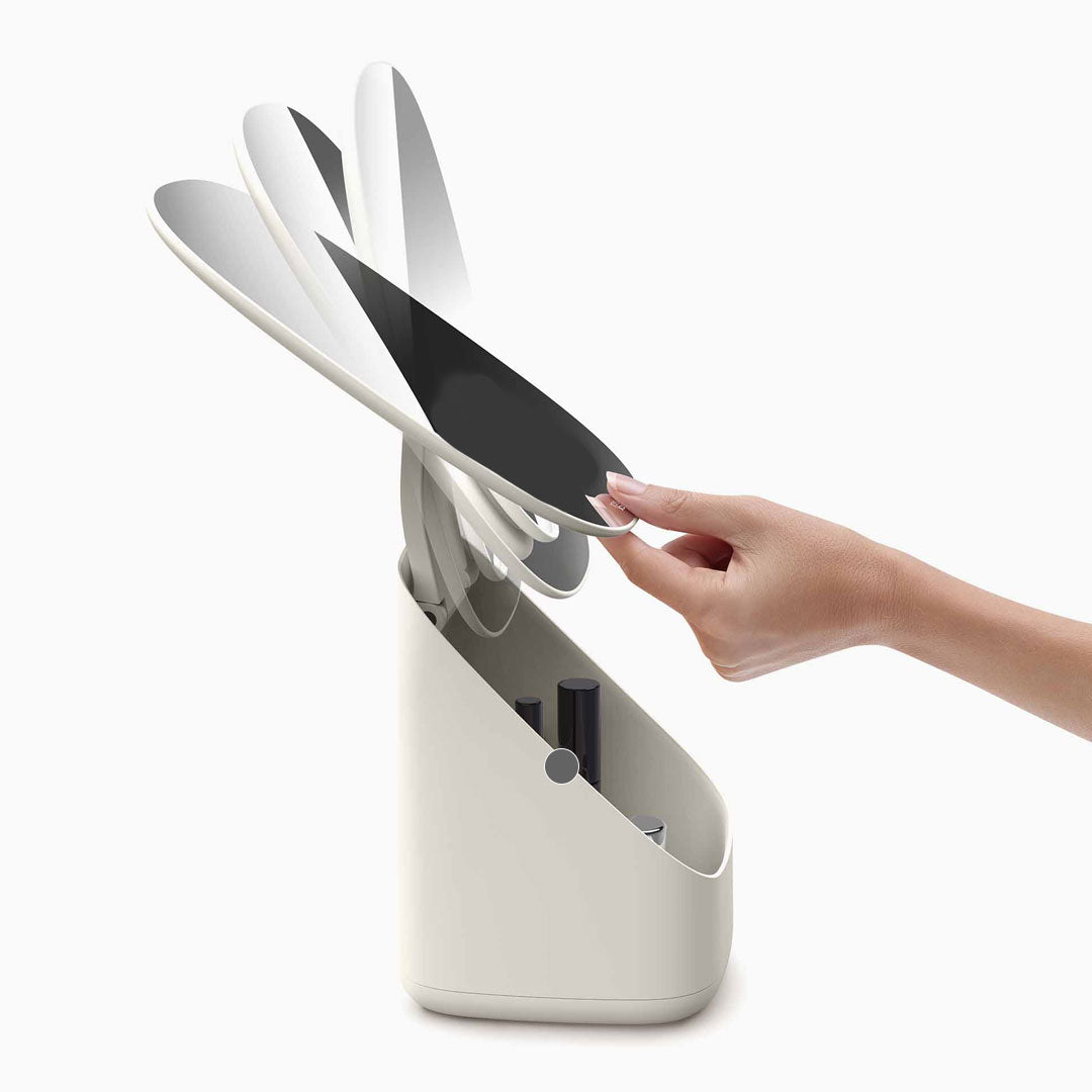 مرآة مضيئة مع منظم مستحضرات تجميل