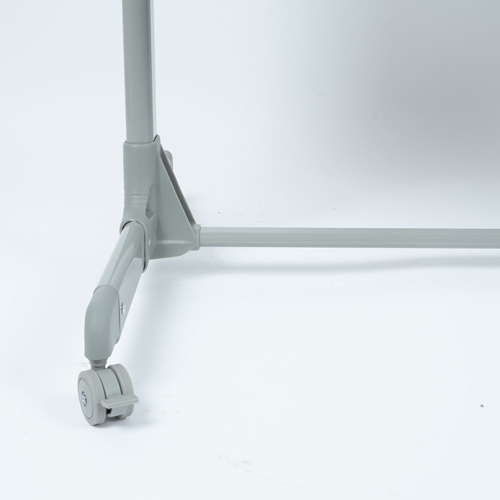 سرير أطفال بجانب سرير الام