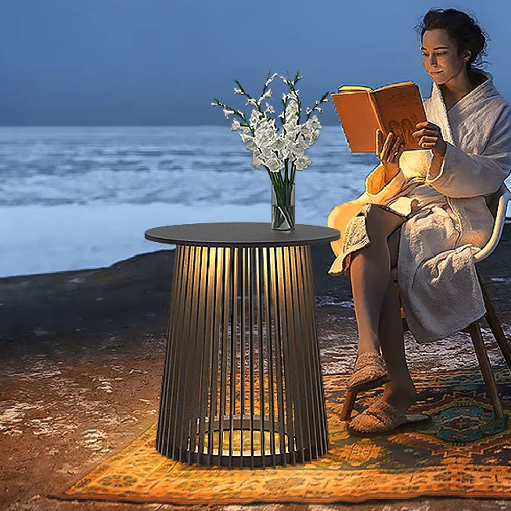 طاولة معدنية بإضاءة طاقة شمسية