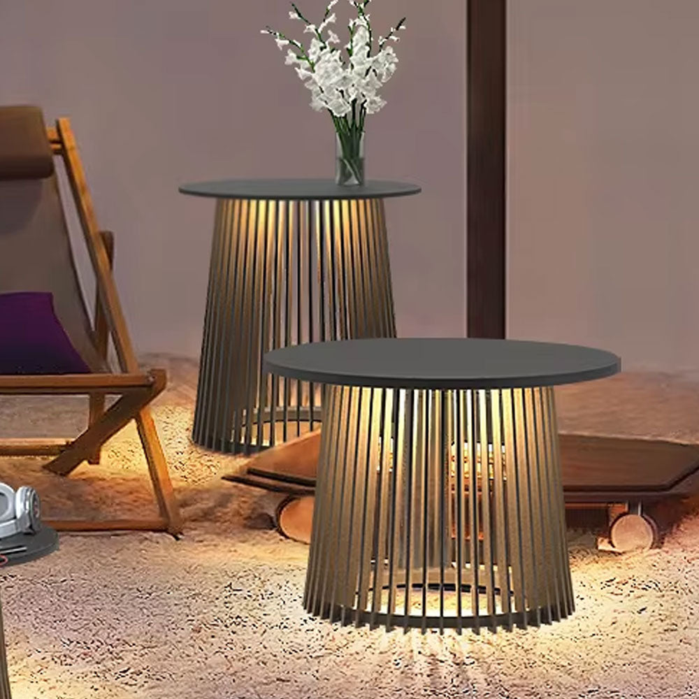 طاولة معدنية بإضاءة طاقة شمسية