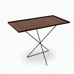 طاولة حديثة بتصميم معدني