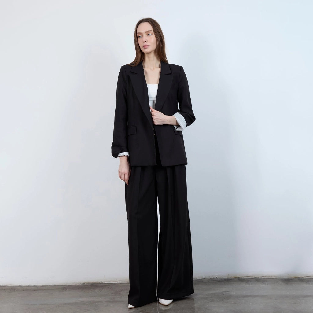 جاكيت نسائي بياقة بشكل هندسي