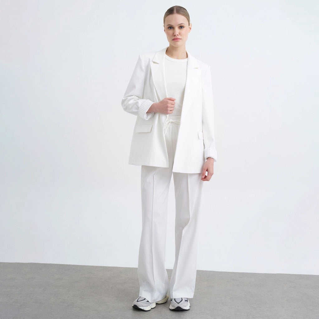 جاكيت نسائي بياقة بشكل هندسي