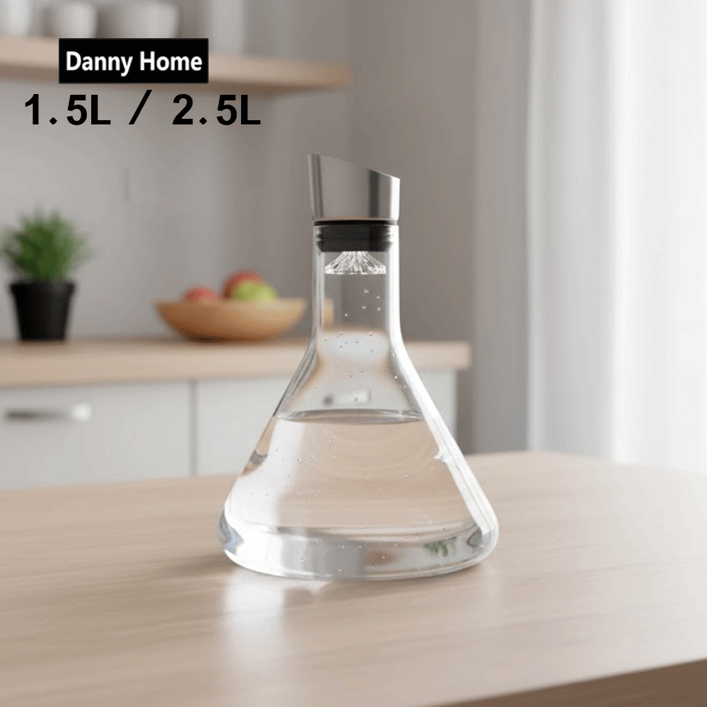 قارورة مياة ومشروبات زجاجية أنيقة