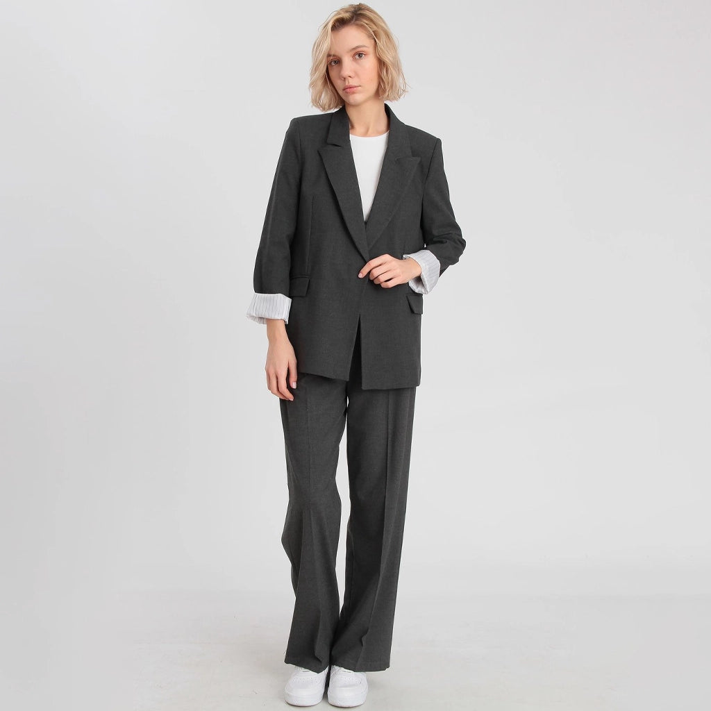 جاكيت نسائي بياقة بشكل هندسي