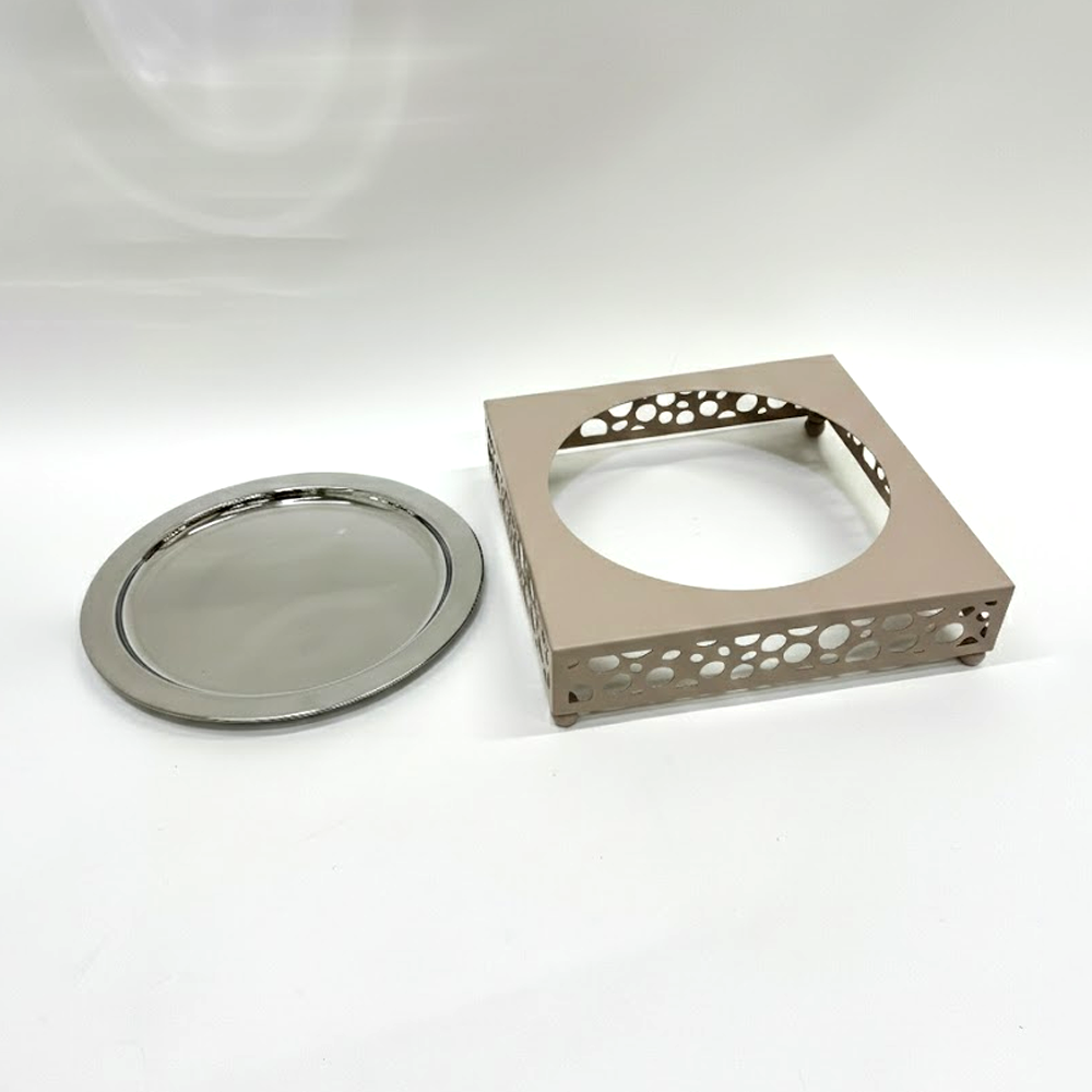 طبق تقديم أرز بقاعدة معدنية