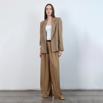 جاكيت نسائي بياقة بشكل هندسي