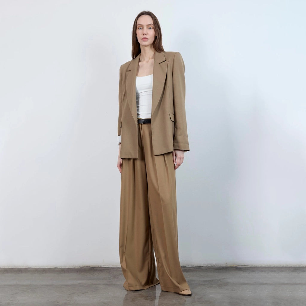 جاكيت نسائي بياقة بشكل هندسي