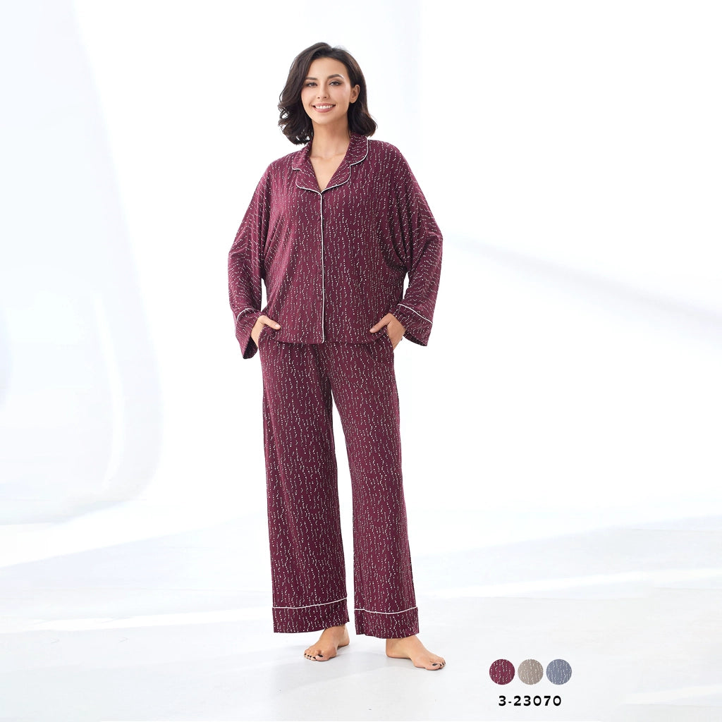 بيجامة نسائي بياقة مدببة