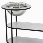 طاولة خشب وعدة شواء معدنية