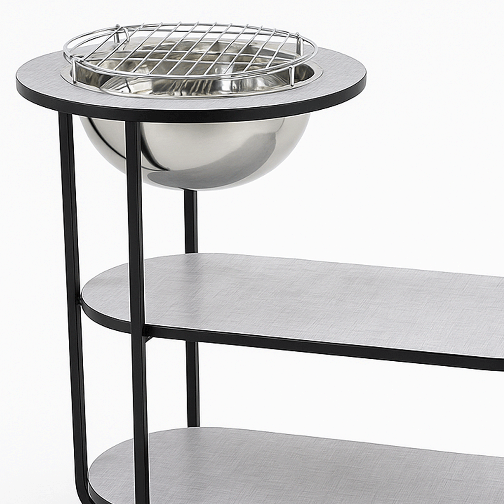 طاولة خشب وعدة شواء معدنية