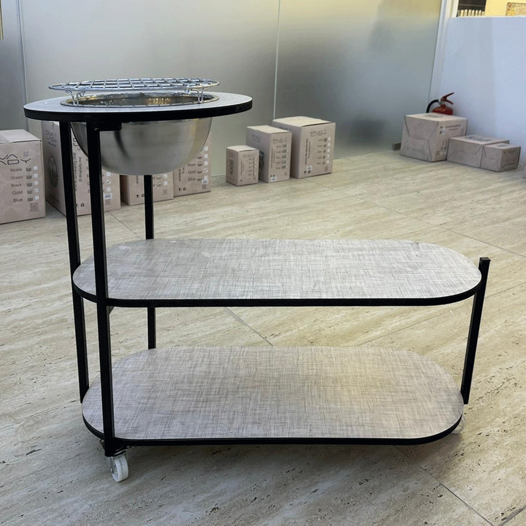 طاولة خشب وعدة شواء معدنية