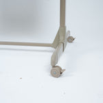 سرير أطفال بجانب سرير الام