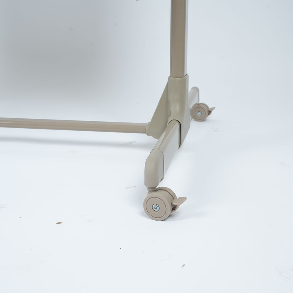 سرير أطفال بجانب سرير الام