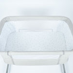 سرير أطفال بجانب سرير الام