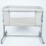 سرير أطفال بجانب سرير الام