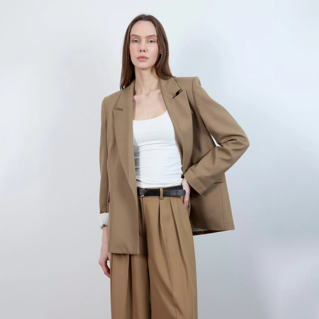 جاكيت نسائي بياقة بشكل هندسي