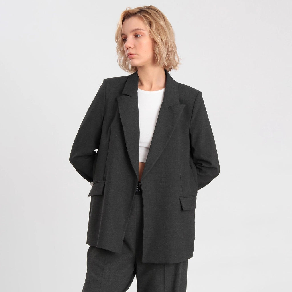 جاكيت نسائي بياقة بشكل هندسي