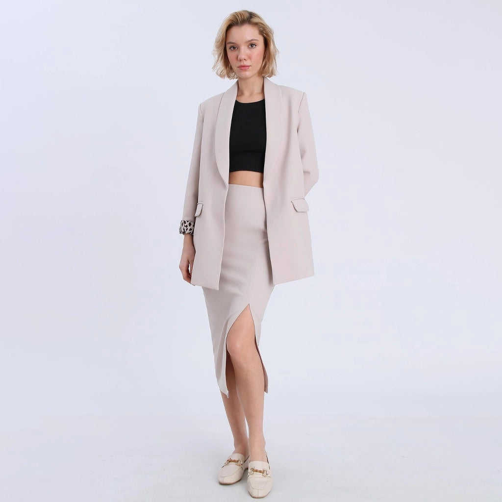 جاكيت نسائي بياقة ممددة