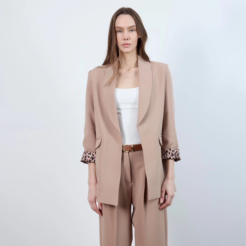 جاكيت نسائي بياقة ممددة