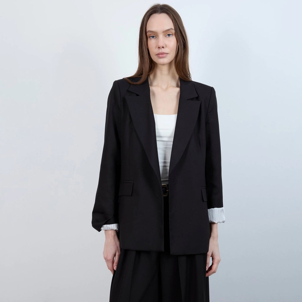 جاكيت نسائي بياقة بشكل هندسي