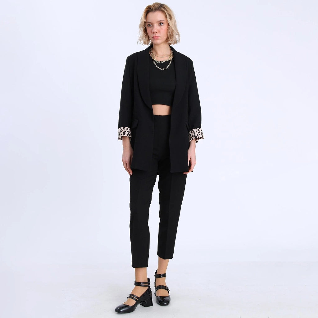 جاكيت نسائي بياقة ممددة