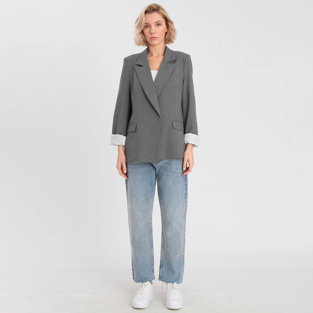 جاكيت نسائي بياقة بشكل هندسي